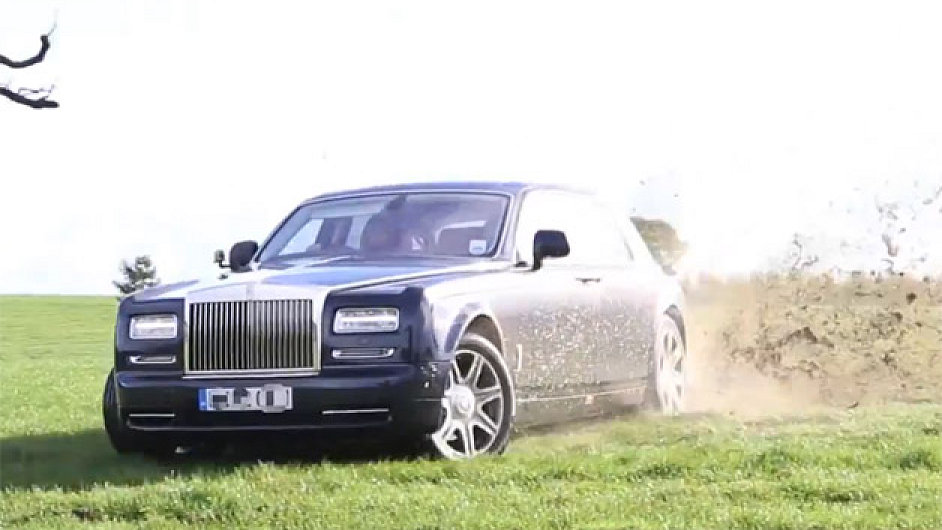 Rolls-Royce Phantom driftuje