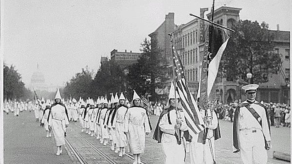 lenov Ku Klux Klanu pochoduj v roce 1928 Washingtonem