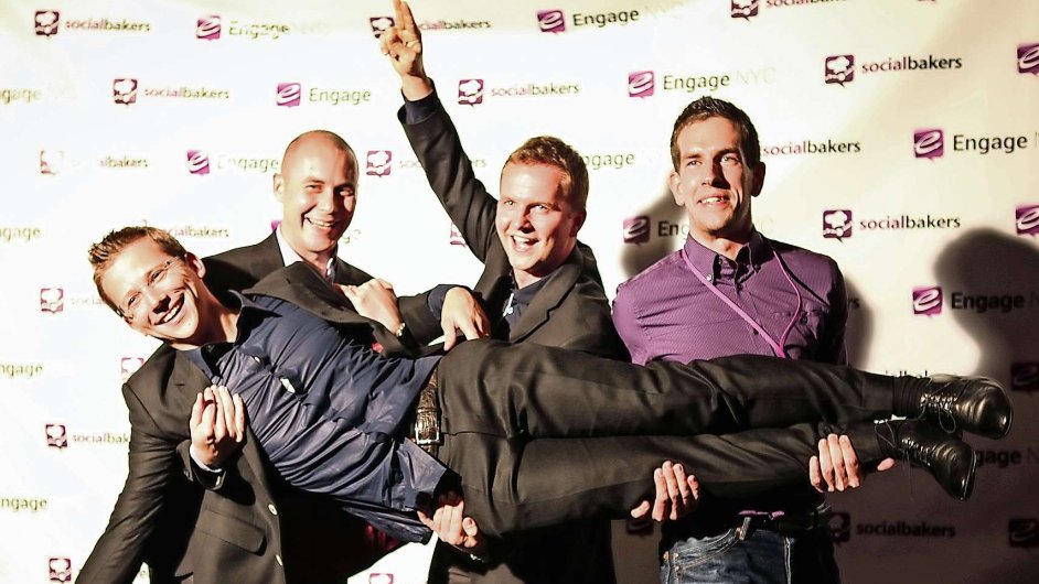 Firma Socialbakers, které šéfuje Jan Øežáb (na fotce v náruèí kolegù).