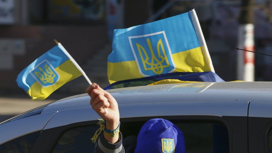 Ukrajinci v mimodnch nedlnch volbch rozhoduj o novm parlamentu.