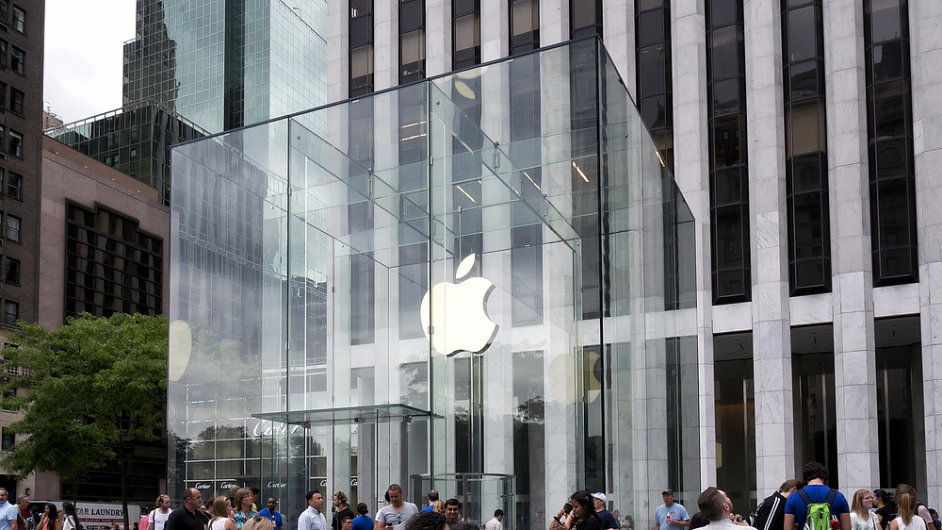Jednou z dominant nejdra ulice na svt, newyorsk 5th Avenue, je i prosklen prodejna spolenosti Apple.