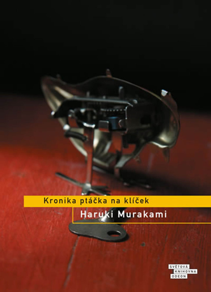 Na nočním stolku Liběny Rochové leží Murakamiho Kronika ptáčka na klíček.