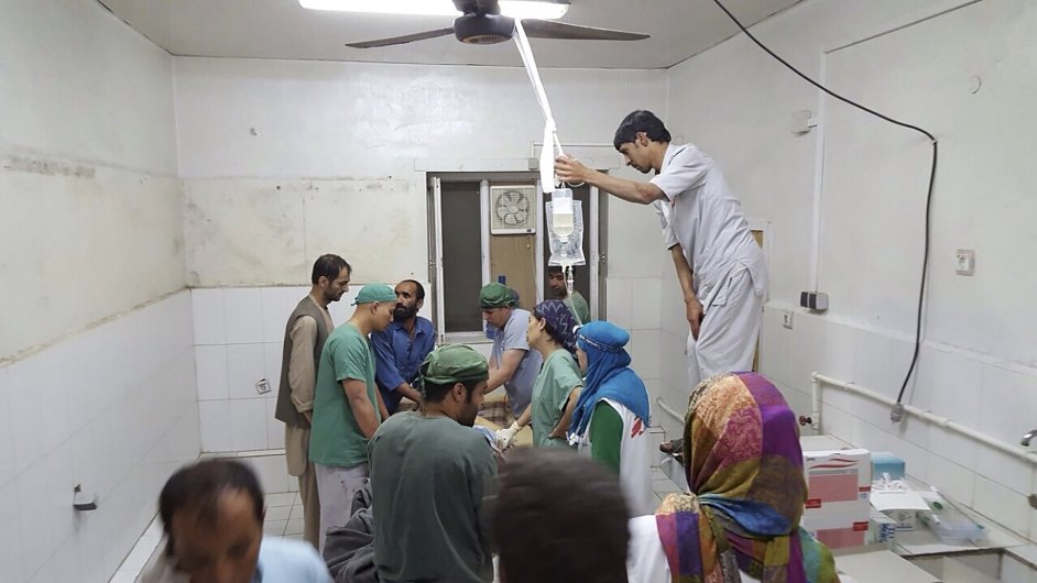 Zchrann prce v nemocnici v Kunduzu, kterou bombardovaly letouny NATO.