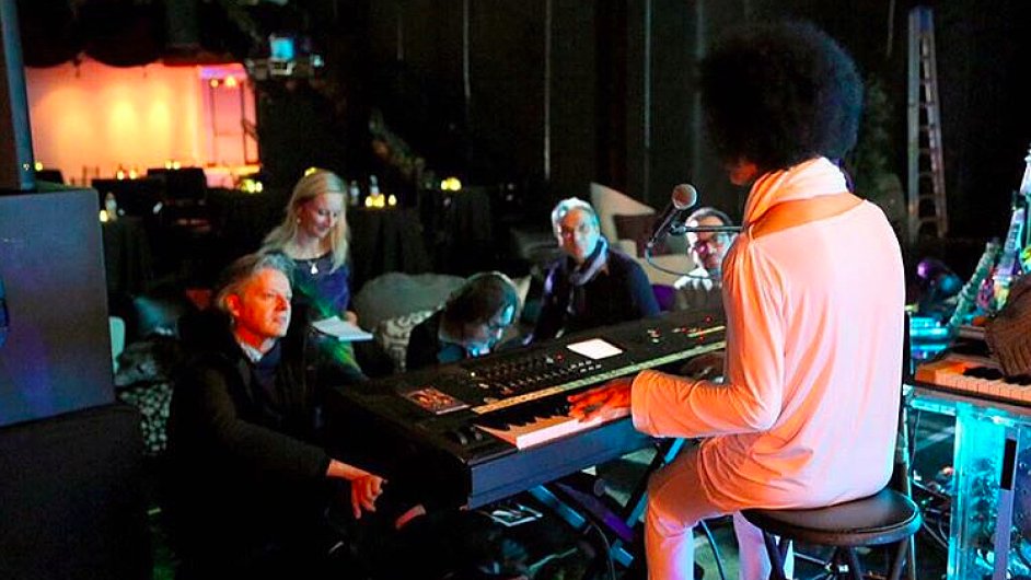 Touto fotkou na Instagramu hudebnk Prince minul tden oznmil, e bude na turn v Evrop hrt jen na klavr.