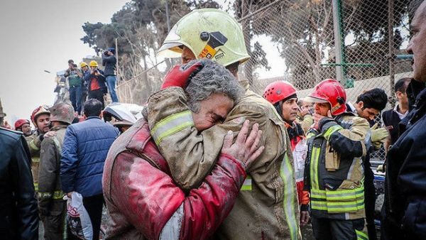 V zajet&iacute; emoc&iacute;. &Iacute;r&aacute;n&scaron;t&iacute; hasi�i v trosk&aacute;ch n&aacute;kupn&iacute;ho centra p&aacute;traj&iacute; po zran�n&yacute;ch kamar&aacute;dech