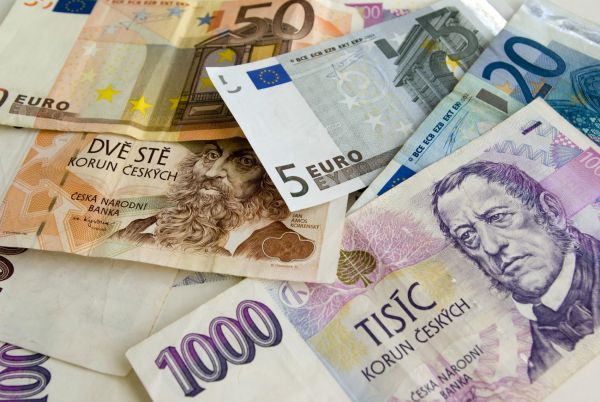 Euro, koruna, �esk�, mince, bankovka, bankovky, pen�ze, m�na, mzda, p��jem, dluh, hypot�ka, kurz, intervence, �NB.