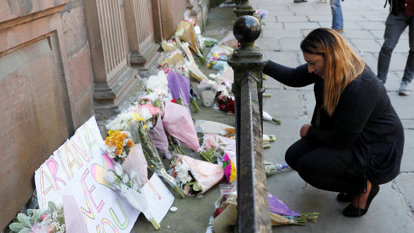 "Manchesterská komunita přežije tohle zvěrstvo," píše Benjamin Tallis.