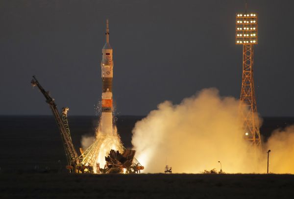 Z kosmodromu Bajkonur v Kazachstánu úspšn odstartovala ruská kosmická lo Sojuz MS-05. Po šestihodinovém letu dopraví na Mezinárodní vesmírnou stanici (ISS) další ti leny posádky.