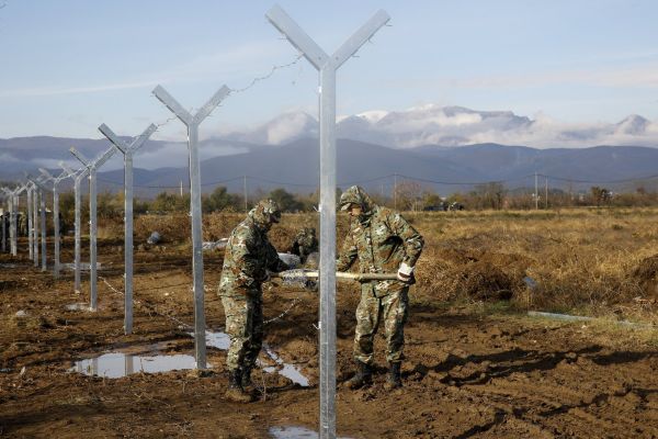 Makedonští vojáci budují na hranici plot proti uprchlíkům
