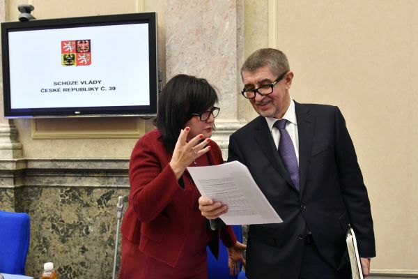 Premi&eacute;r Andrej Babi&scaron; s ministryn&iacute; financ&iacute; Schillerovou.