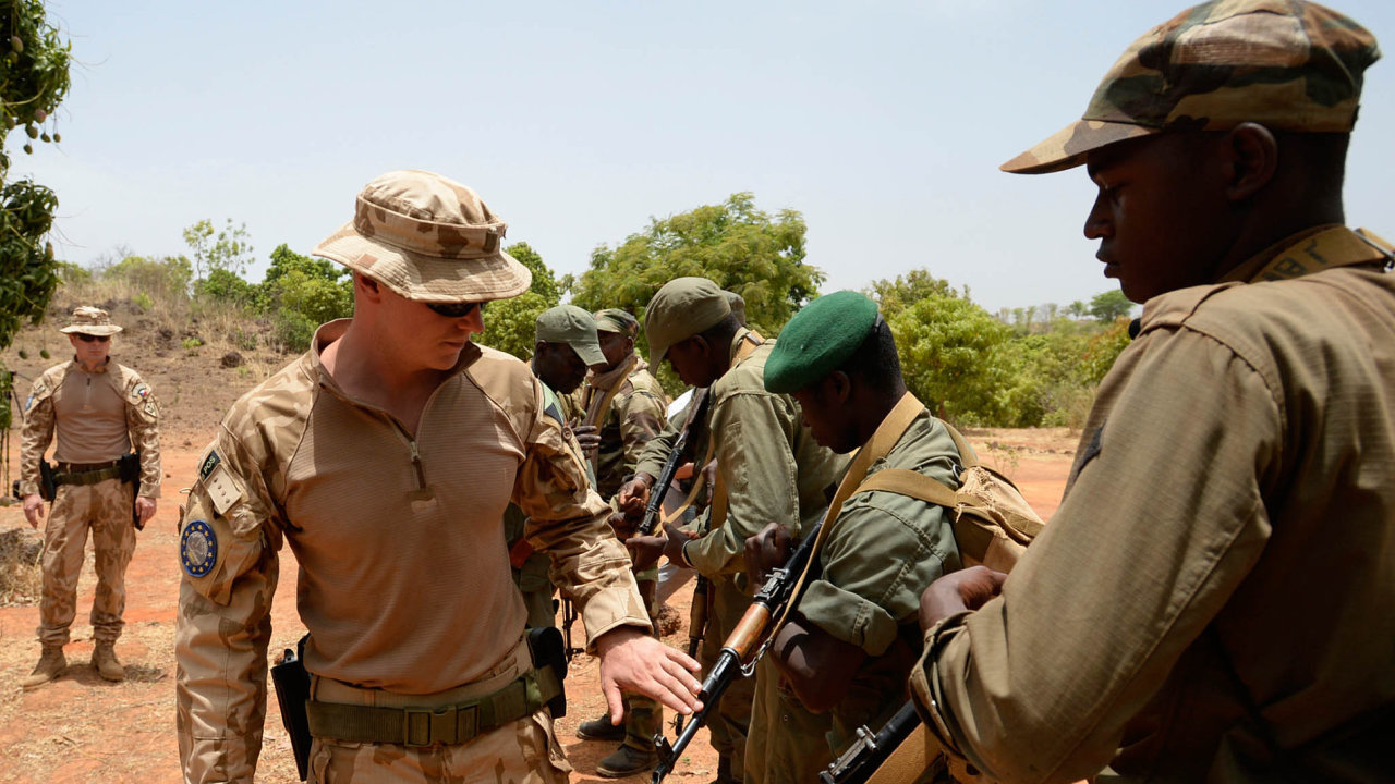 V Mali slouží v misi EU i Èeši. Kromì zásahu proti teroristùm cvièí tamní vojáky.