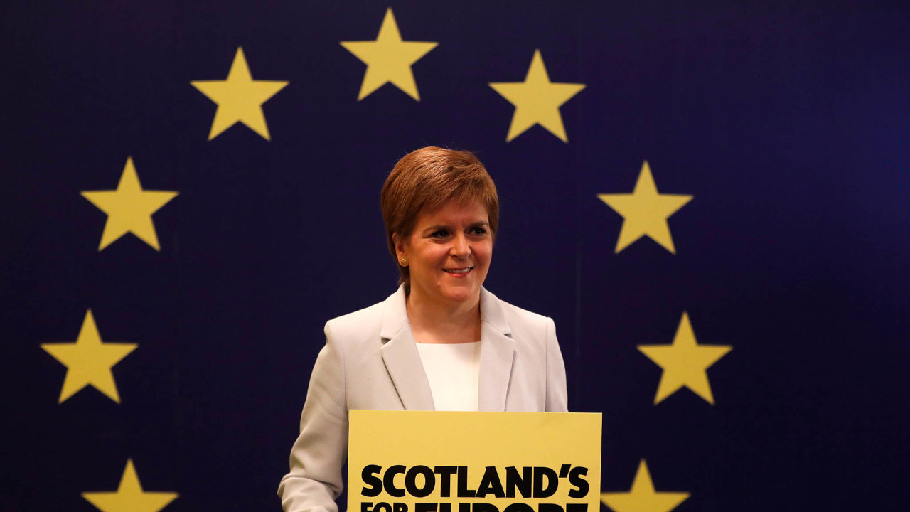 Skotsk premirka Nicola Sturgeonov chce vyhlsit nov referendum onezvislosti Skotska. Slibuje, e mu zajist evropskou legitimitu.