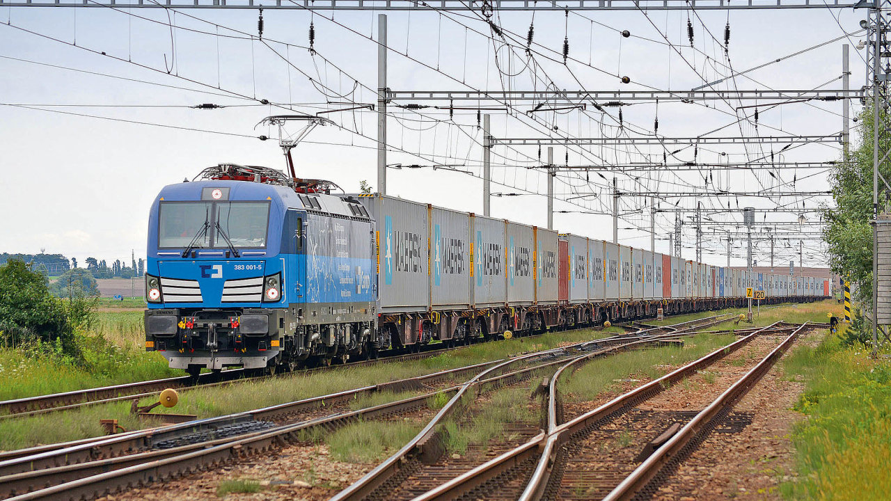 Evropská komise má jasno – do roku 2050 chce pøevést 75 procent nákladní dopravy ze silnice na železnièní a vodní pøepravu. Na snímku nákladní vlak kombinované dopravy v èele s lokomotivou Siemens Vectron.