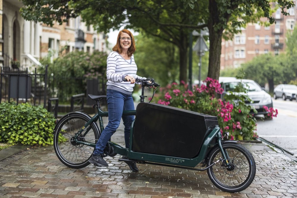 Paříž a Brusel vycházejí vstříc cyklistům, budují bezpečné cyklopruhy a finančně podporují firmy, které motivují své zaměstnance k používání elektrokol namísto aut.
