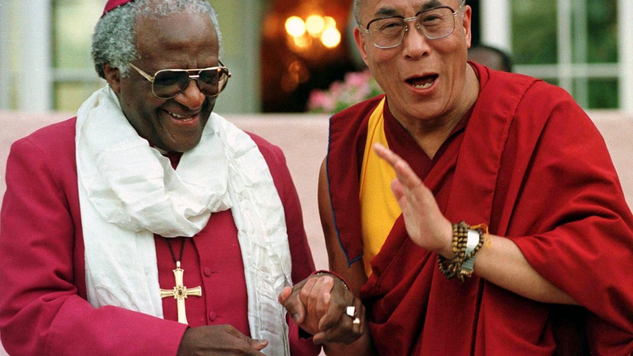 Desmond Tutu (nalevo) a dalajlama bhem setkn v Kapskm Mst.