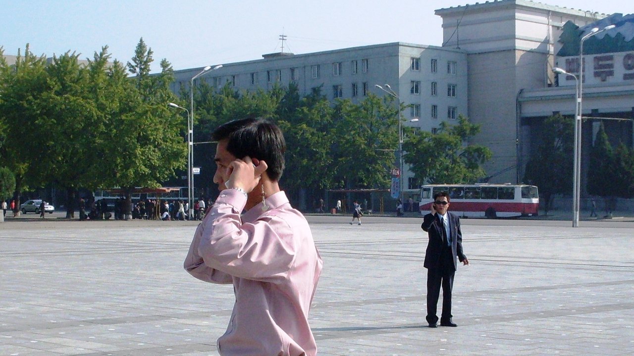 Mobiln telefony v ulicch Pchjongjangu