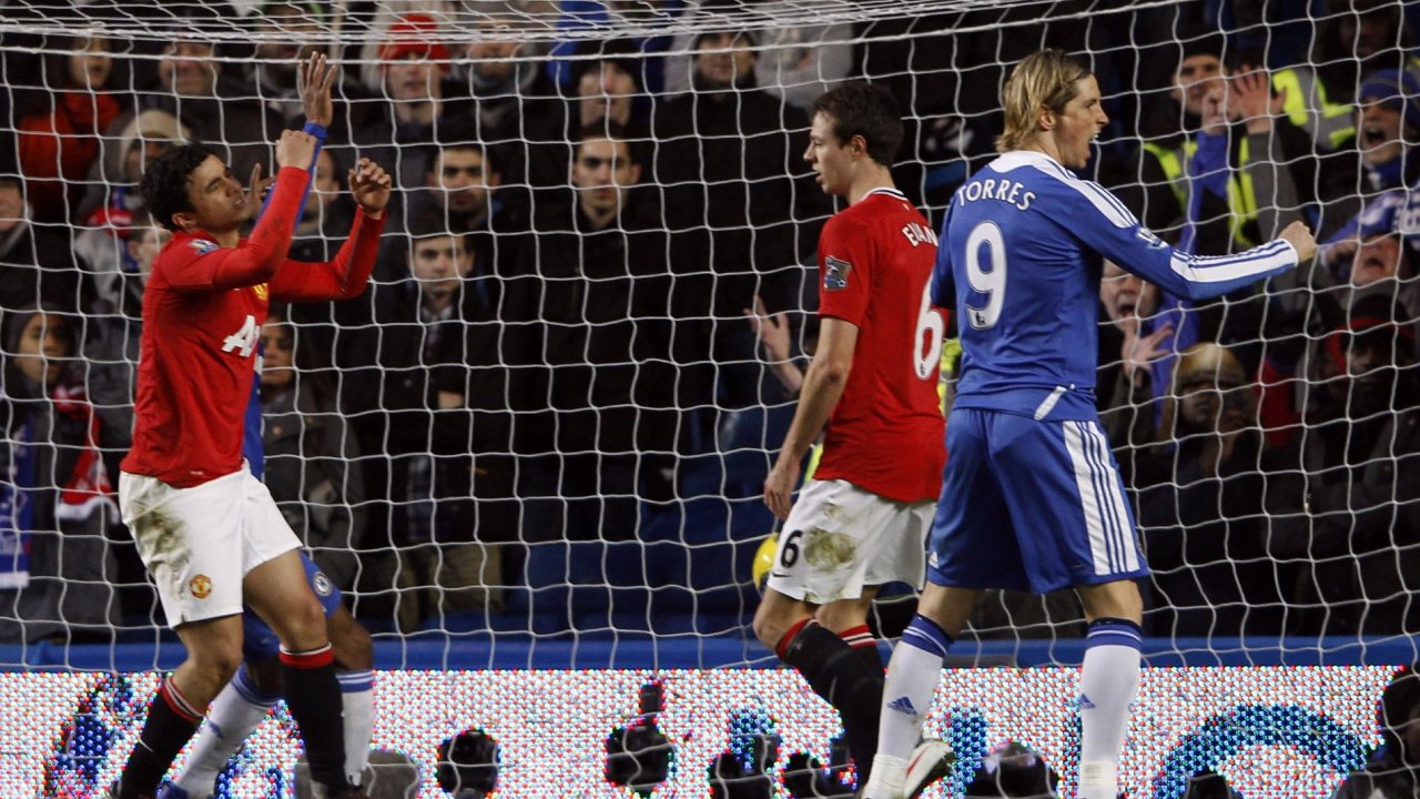 Fernando Torres z Chelsea se raduje z glu proti Manchesteru United.