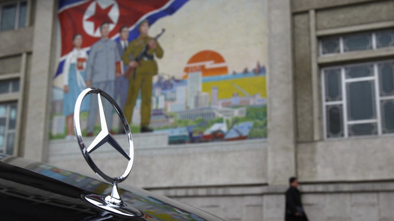 Mercedes zaparkovan ped Kulturnm domem v Pchjongjangu