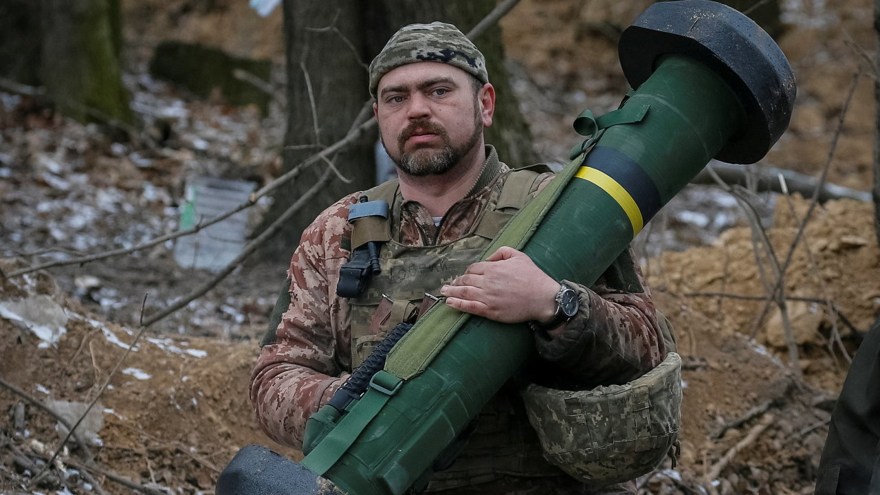 Ukrajinsk vojk dr raketov systm Javelin.