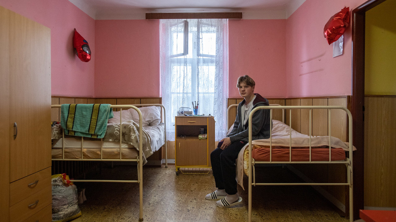 V bvalm domov sociln pe v zmku ve Skivanech na Krlovhradecku nali zzem uprchlci z Ukrajiny. Jde hlavn o eny s dtmi. Celkov kapacita objektu, kter pat Krlovhradeckm kraji, je