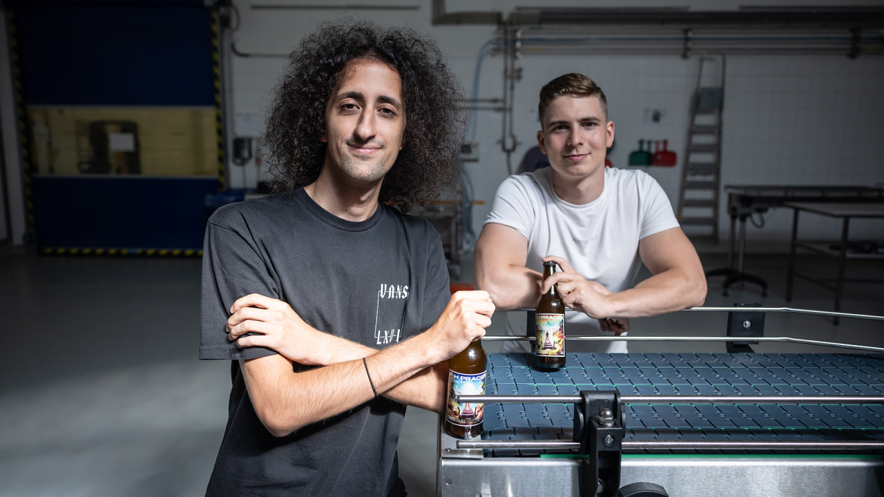 Alexandros Samaras  a Petr Musila, kteøí pod znaèkou FH Prager, vedou výrobu cideru v Kofole