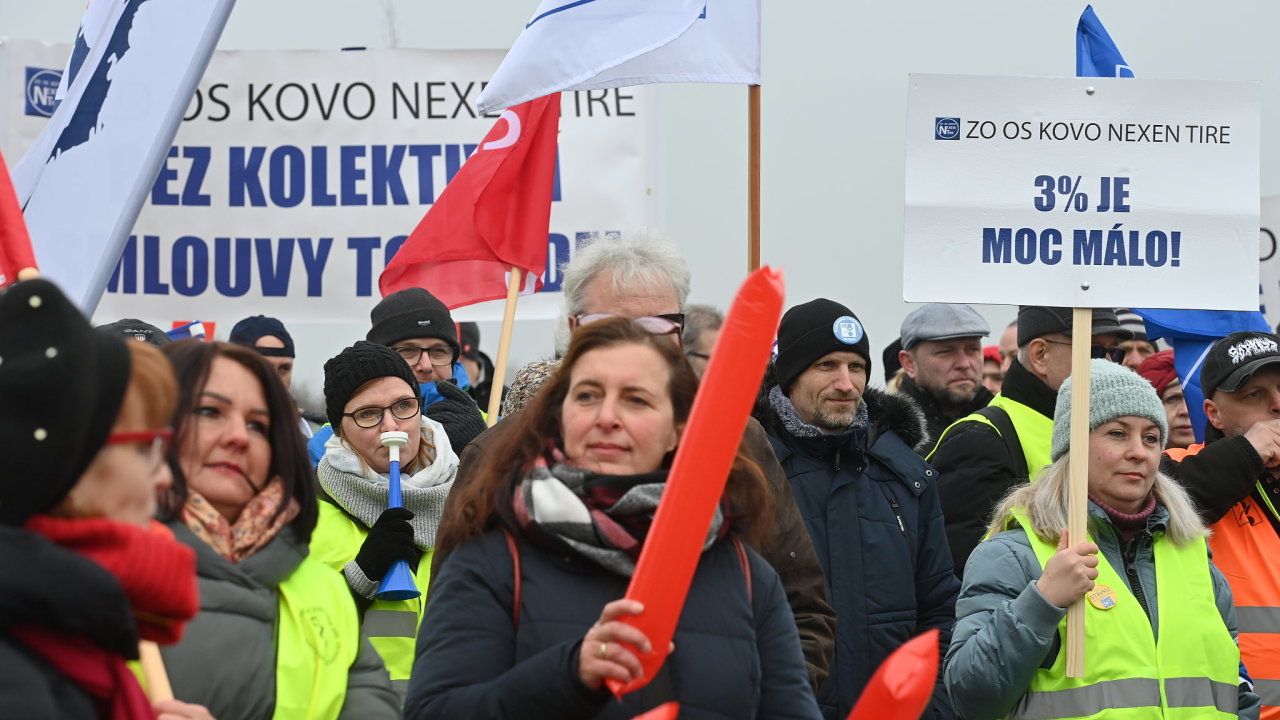 Demonstrace pøed podnikem Nexen Tire v Bitozevsi na Lounsku.