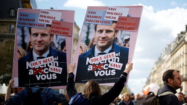 Ústavní rada potvrdila platnost Macronovy důchodové reformy. Francouzi od rána staví barikády