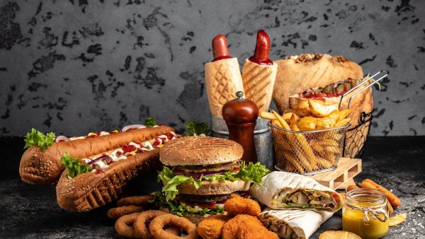 Máj, fastfoodu ráj. V obchodním domě se otevřou restaurace Popeyes a Five Guys, majitelé chystají další překvapení