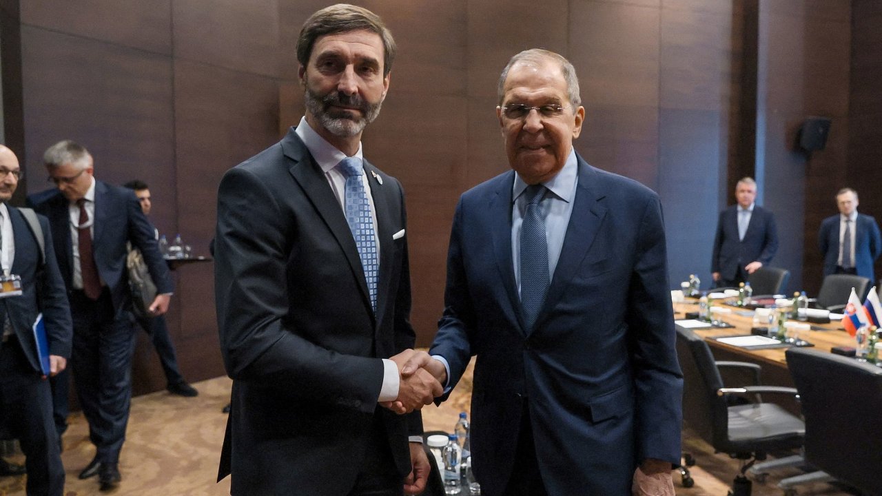 Po zveejnn fotografie ze schzky ministra zahrani Juraje Blanra s ruskm kolegou Sergejem Lavrovem povstn pohr trplivosti petekl.