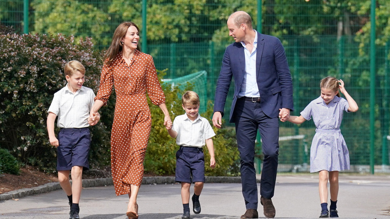 Princezna Kate s princem Williamem a jejich temi potomky na snmku ze z 2022.