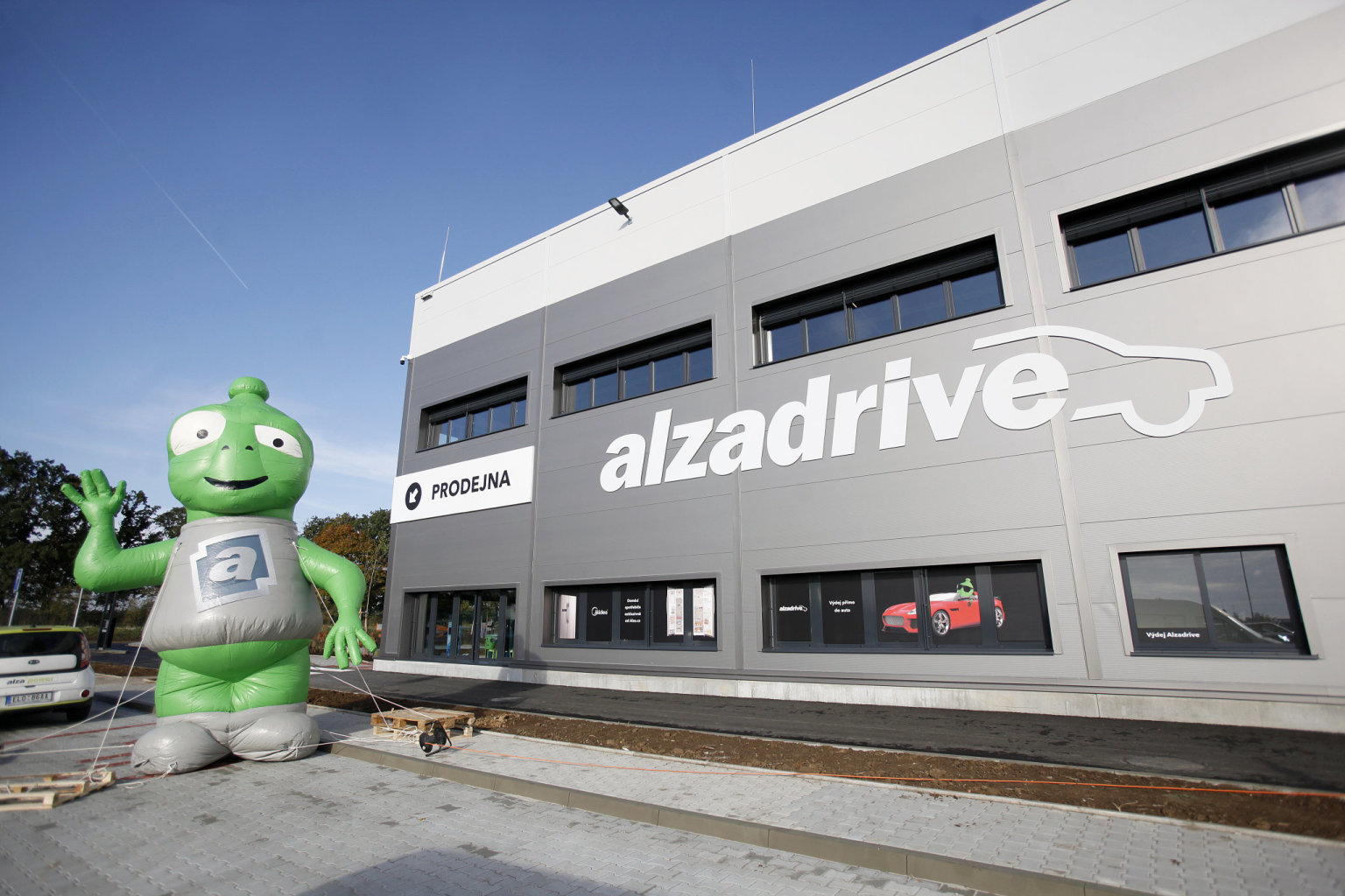 Postavička mimozemšťana Alzáka je asi nejviditelnějším maskotem českého byznysu. (Foto: Jiří Koťátko) Postavička mimozemšťana Alzáka je asi nejviditelnějším maskotem českého byznysu.