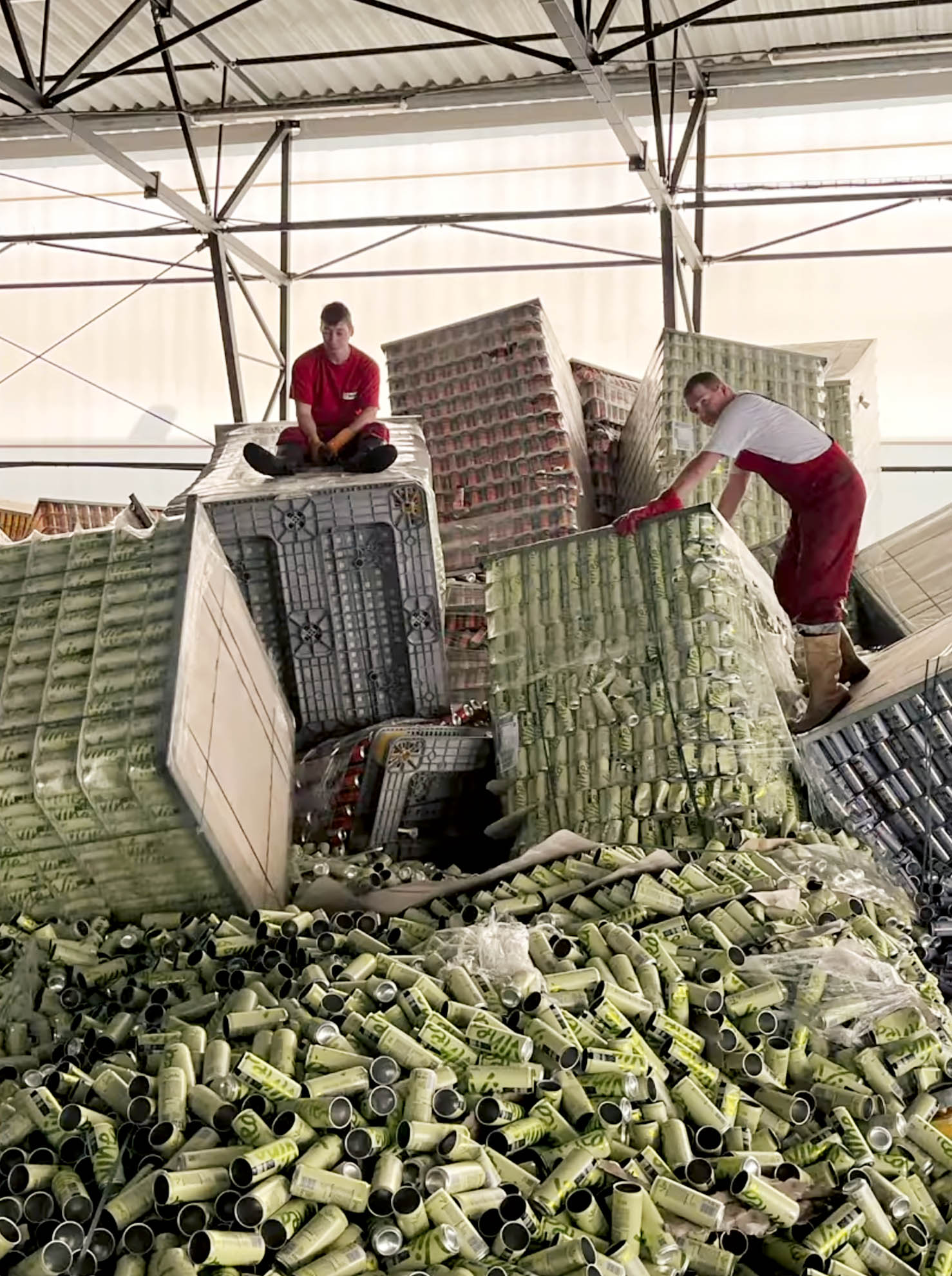 V červnu 2024 postihly Moravu ničivé povodně, které zasáhly i výrobní závody Kofoly v Krnově, Litovli a Hanušovicích. (Foto: Kofola) V červnu 2024 postihly Moravu ničivé povodně, které zasáhly i výrobní závody Kofoly v Krnově, Litovli a Hanušovicích.
