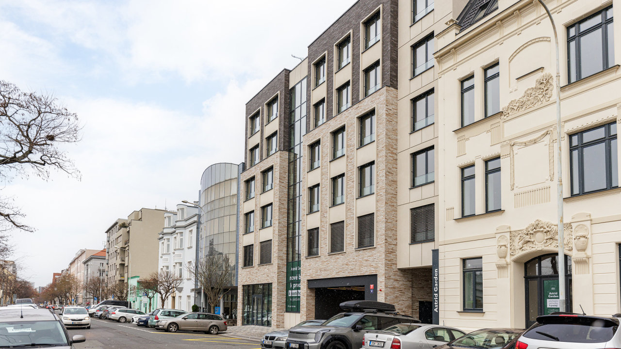 Komer�n� �l�nek