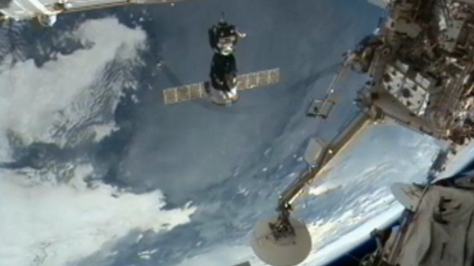 Sojuz zakotvil u ISS