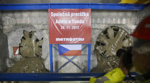 Tunel pro prodloužení linky A pražského metra je probourán. Dva obří razicí stroje prorazily 26. listopadu poslední úsek do stanice metra Dejvická. Tunel pro prodloužení linky A pražského metra je probourán. Dva obří razicí stroje prorazily 26. listopadu poslední úsek do stanice metra Dejvická.