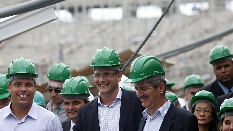 Zleva: bval fotbalista Ronaldo, Jerome Valcke a brazilsk ministr sportu Aldo Rebelo pi vizit stadion pro MS 2014