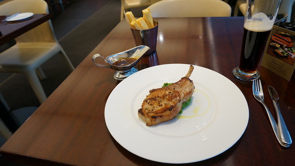 tavnat kotleta s hrkem z restaurace Gordona Ramsaye Plane Food na londnskm letiti Heathrow