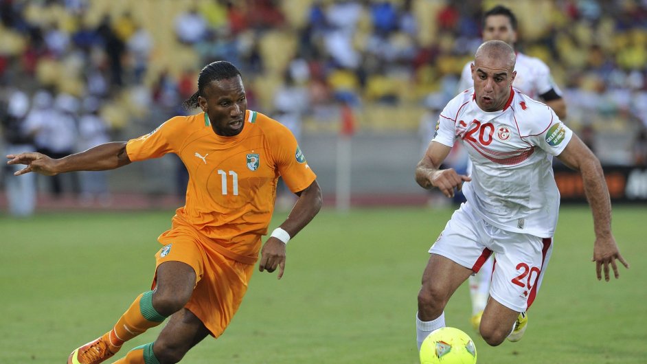 Didier Drogba (vlevo) v souboji s obranou Tuniska na mistrovstv Afriky