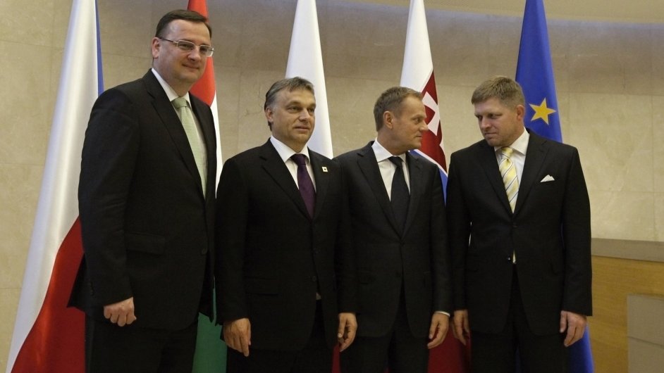 Premir Petr Neas ped zahjenm summitu EU spolen s pedsedy vld Visegrdsk tyky.