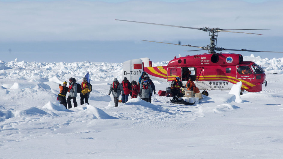 Pasary z lodi uvznn v Antarktid evakuoval vrtulnk.