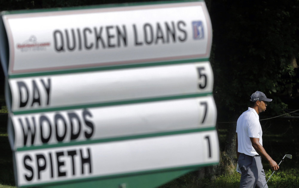 Tiger Wood při prvním návratu na golfové hřiště po operaci zad
