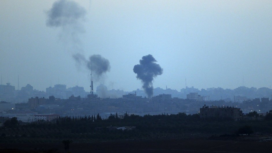 Pohled od hranice Psma Gazy. Dm stoup z msta zsahu izraelskch raket.