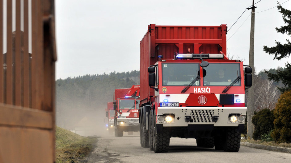 Nákladní hasièská auta zaèala odvážet munici z Vrbìtic