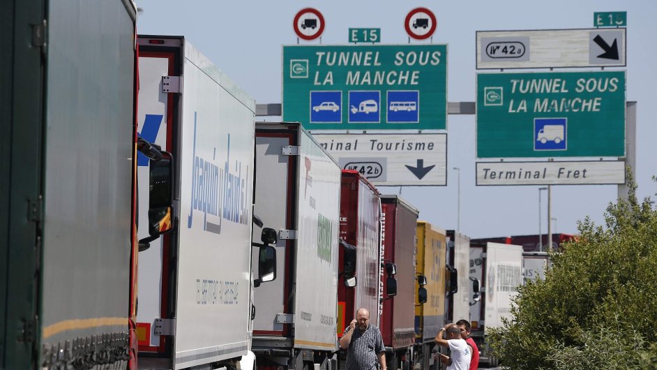 Stojc kamiony jsou astm clem ileglnch migrant, kte se pokouej pes Eurotunel dostat do Britnie.