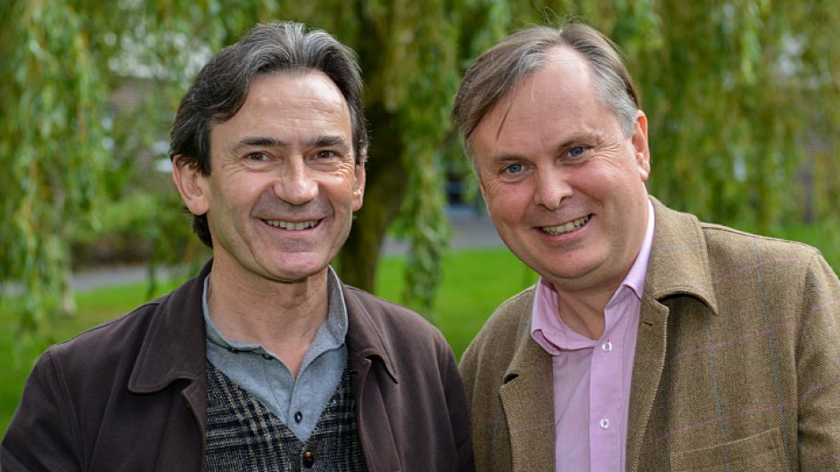 Benoit Peeters (vlevo) na snmku s dkanem Fakulty umn a spoleenskch studi na Lancaster University Simonem Guyem.