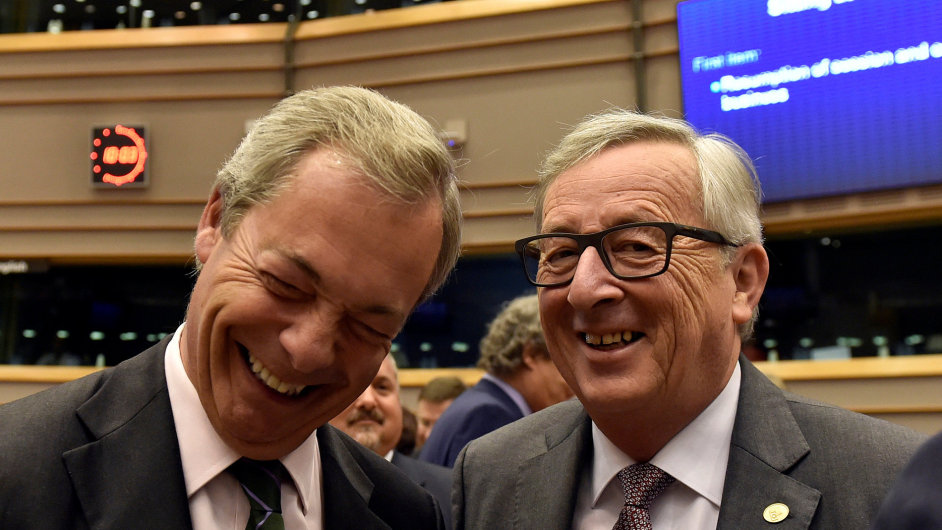Nigel Farage a pøedseda Evropské komise Jean-Claude Juncker na úterním summitu.