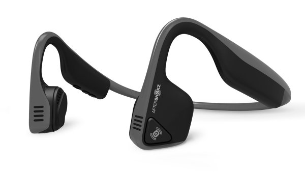 Sluchátka, která využívají přenos zvuku prostřednictvím kostí, nabízí v podstatě jediná značka: AfterShokz. Kvalita zvuku má daleko ke špičce, ale to v tomto případě není primární vlastností.