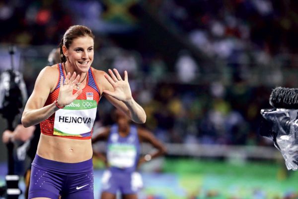 Atletka Zuzana Hejnov&aacute; z Ria p�ivezla jen bramborovou medaili. D�v�ru sponzor� v&scaron;ak neztratila. A kamery se zjevn� neboj&iacute;.