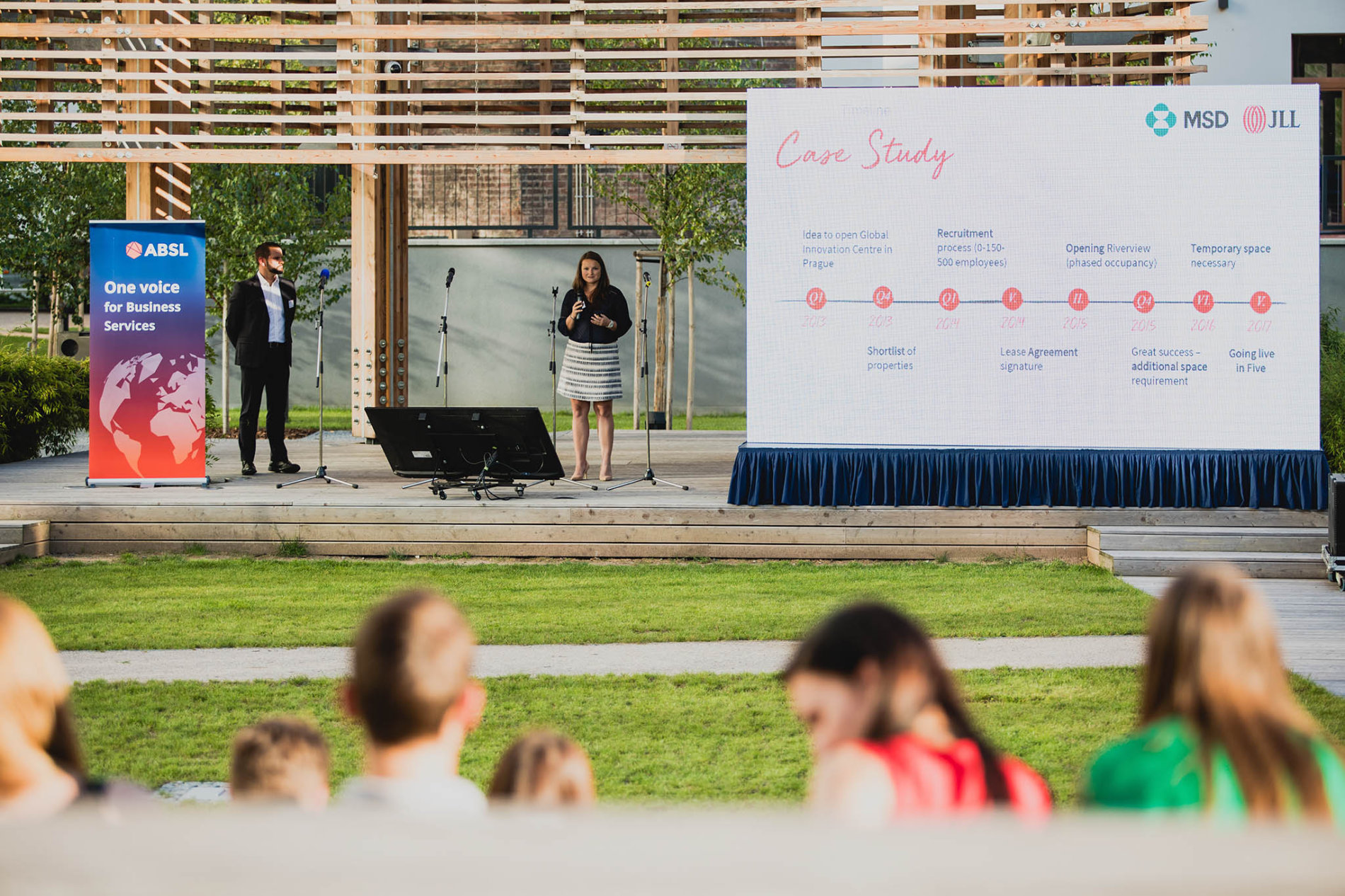 V karlínském Corso Court se diskutovalo o kvalitě pracovního prostředí. (Foto: Natália Vítková) jarvis_59a96299498e2987da5f8407.jpeg