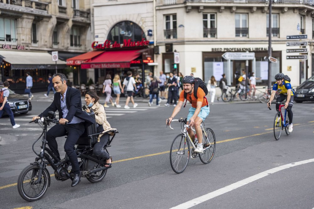 Paříž a Brusel vycházejí vstříc cyklistům, budují bezpečné cyklopruhy a finančně podporují firmy, které motivují své zaměstnance k používání elektrokol namísto aut.